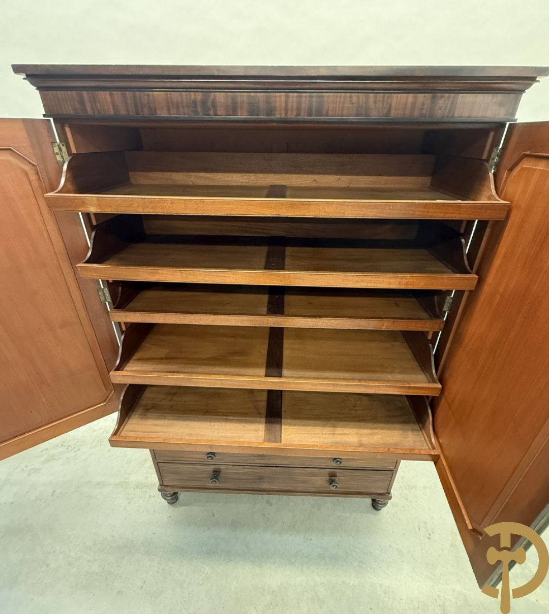 Engelse mahoniehouten linnenpress met 2 deuren bovenaan,  5 uitschuifbare lades in interieur - onderaan met 4 lades