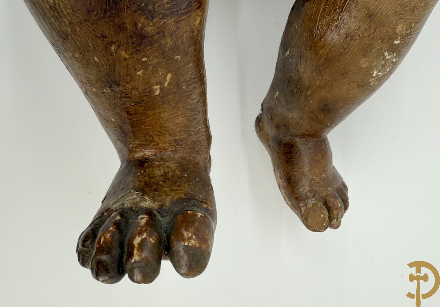 Paar houtgesculpteerde en gepolychromeerde cupido