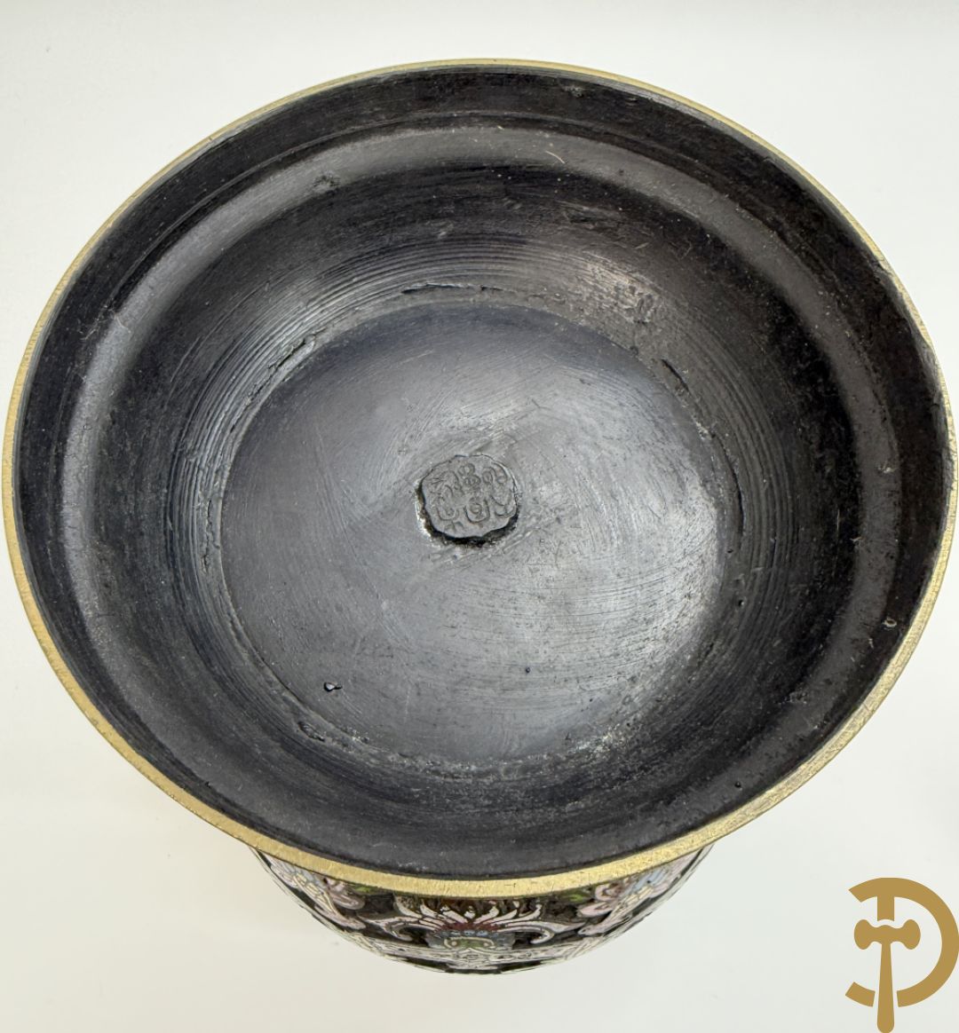 Japanse cloisoné vaas met fo-hond en bloemenmotieven