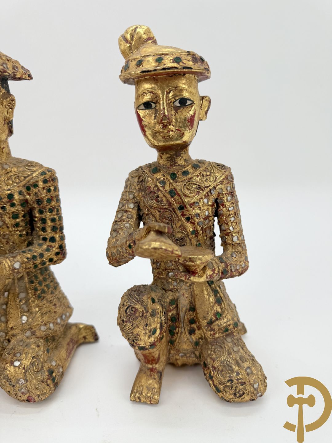 Tien houtgesculpteerde boedhistische figuren waarvan enkele verguld