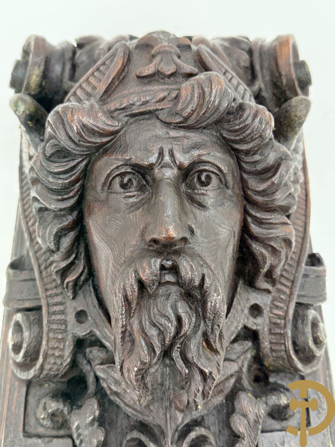 Paar muurhoeksteunen van hout met gesculpteerde hoofden man en vrouw