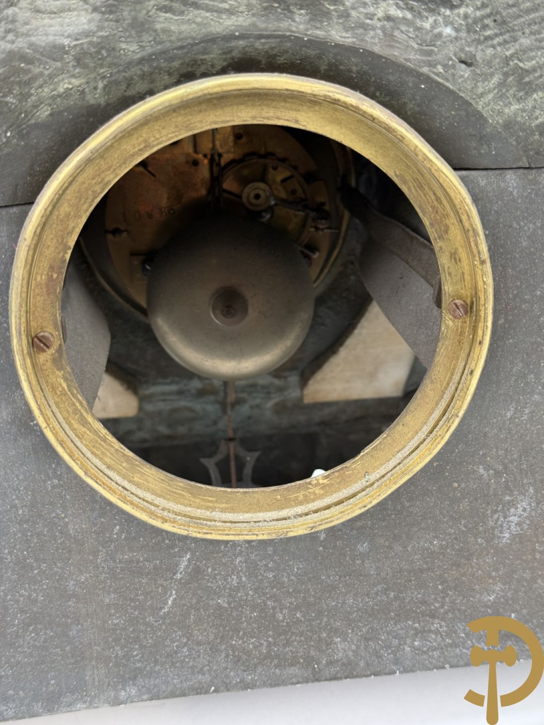 Zamak schouwstuk klok met ridder en Louis XVI motieven bezet