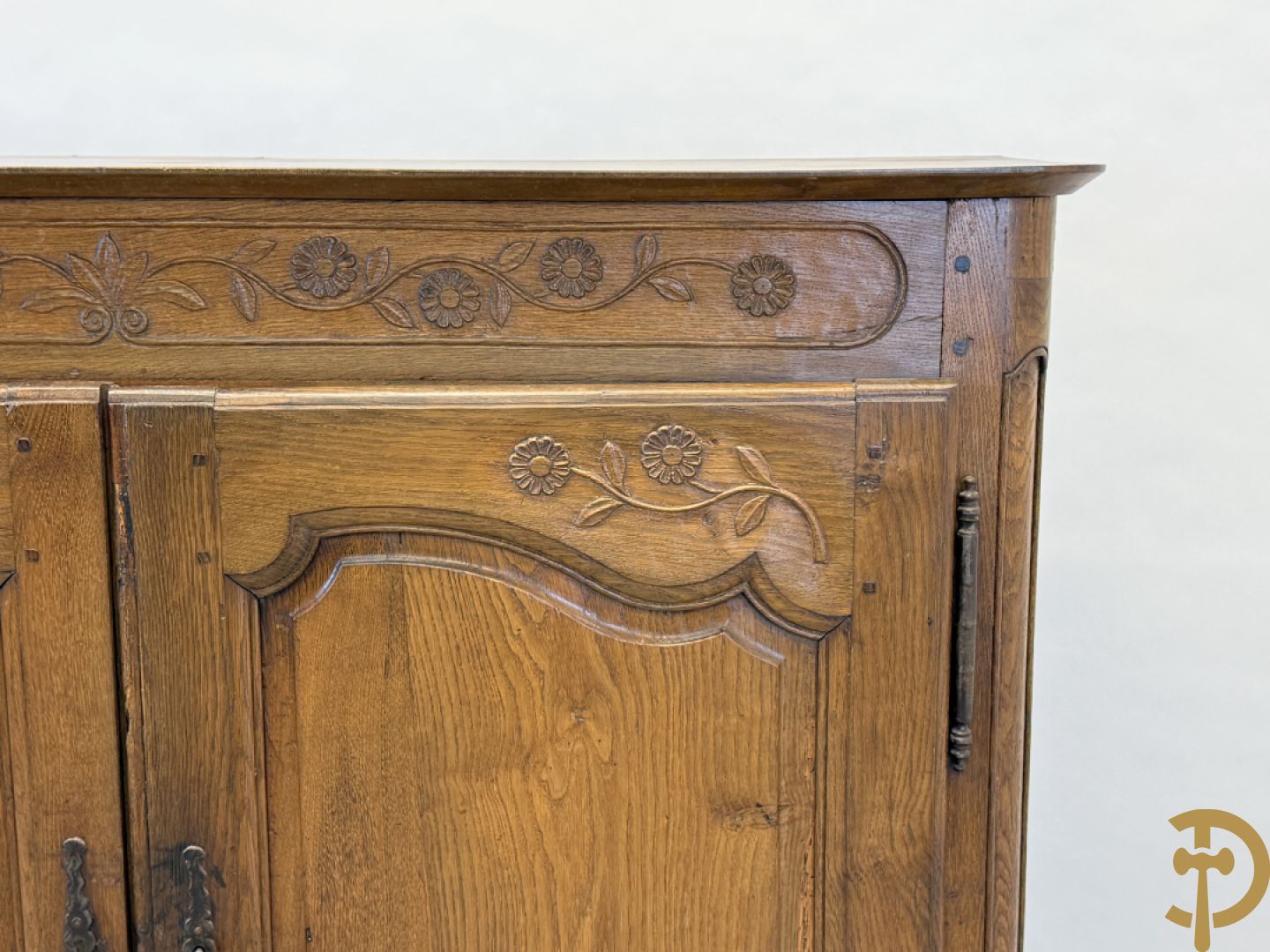 Massief eiken tweedeursdresse met gesculpteerde bloemen en afgestoken panelen in de deuren, Louis XV stijl, 19e