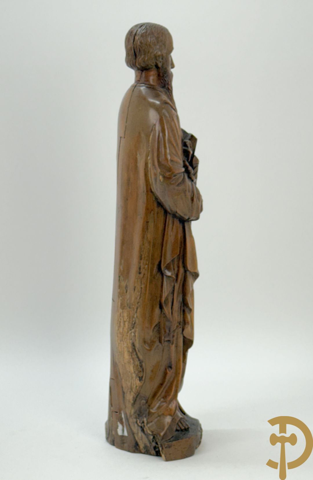 Houtsculptuur van evangelist met zwaard