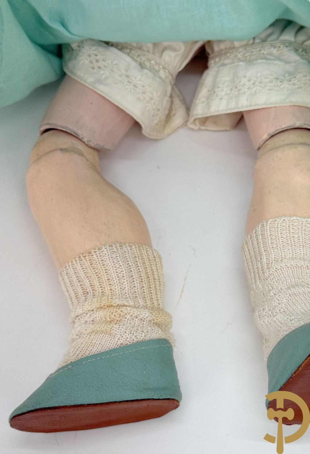 Oude pop met papier maché ledematen, gemerkt K R36/.728 + oude pop met papier maché ledematen en kantelbare oogjes + oude pop in papier maché, gemerkt Unis France 301 + oude pop in papier maché, onleesbaar gemerkt + hedendaagse pop met porseleinen ledematen + losse kleertjes