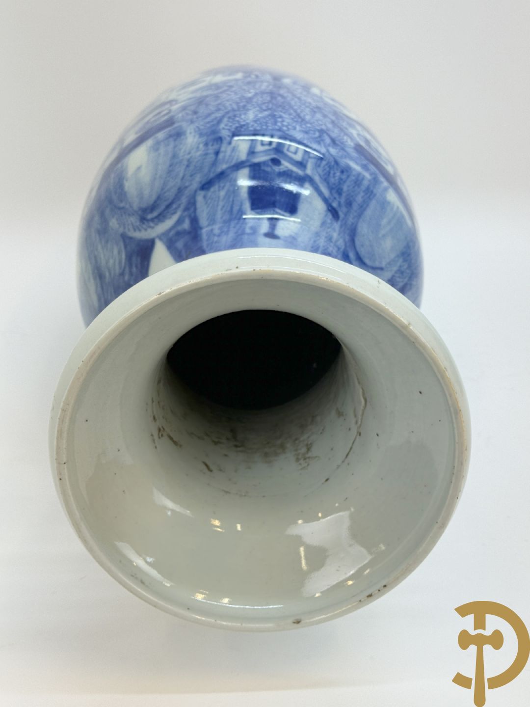 Paar Chinese blauw/wit vazen met geanimeerd huizendecor