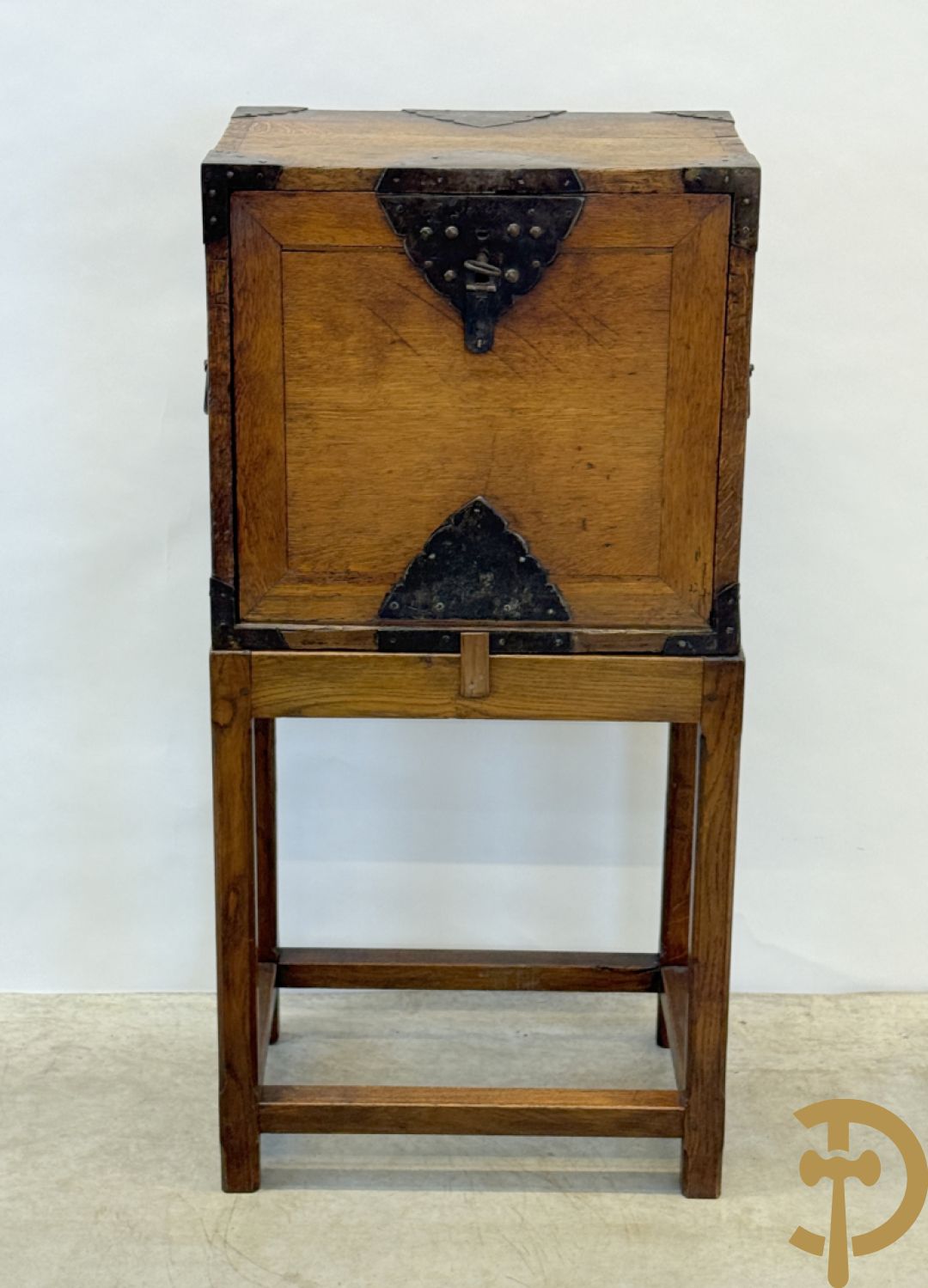 Massief eiken klapsecretaire op onderstel - interieur met lades en zijdelings met handvaten