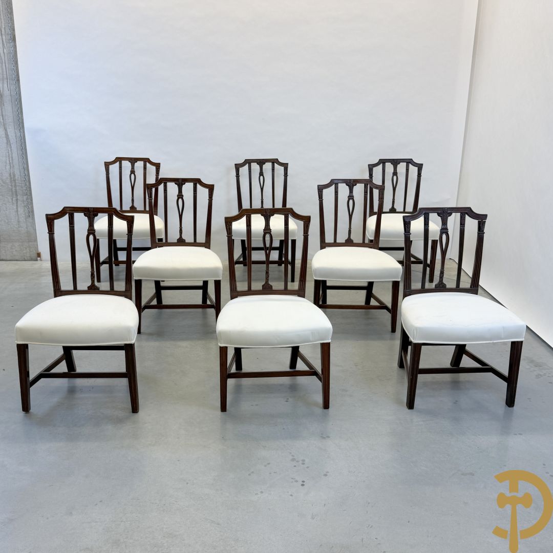 Acht mahoniehouten stoelen met sierlijke motieven in de rug, Georgian Engelse stijl