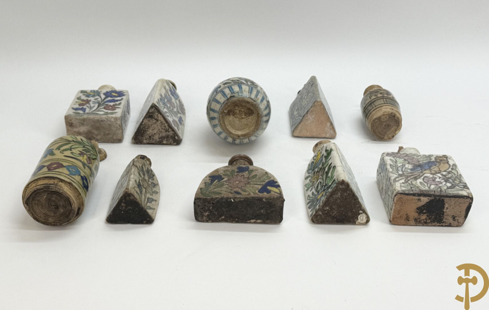 10 meerkleurige geglazuurde keramieken flesjes met decor van bloemen-en dierenmotieven, Iznik