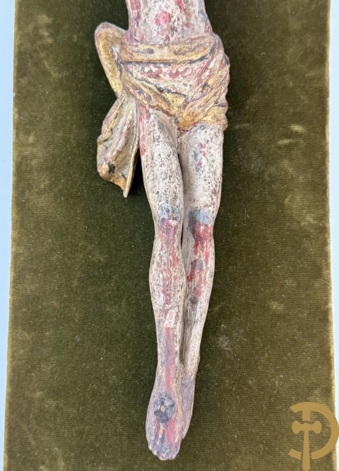 Twee houtgesculpteerde en gepolychromeerde corpussen, 18e