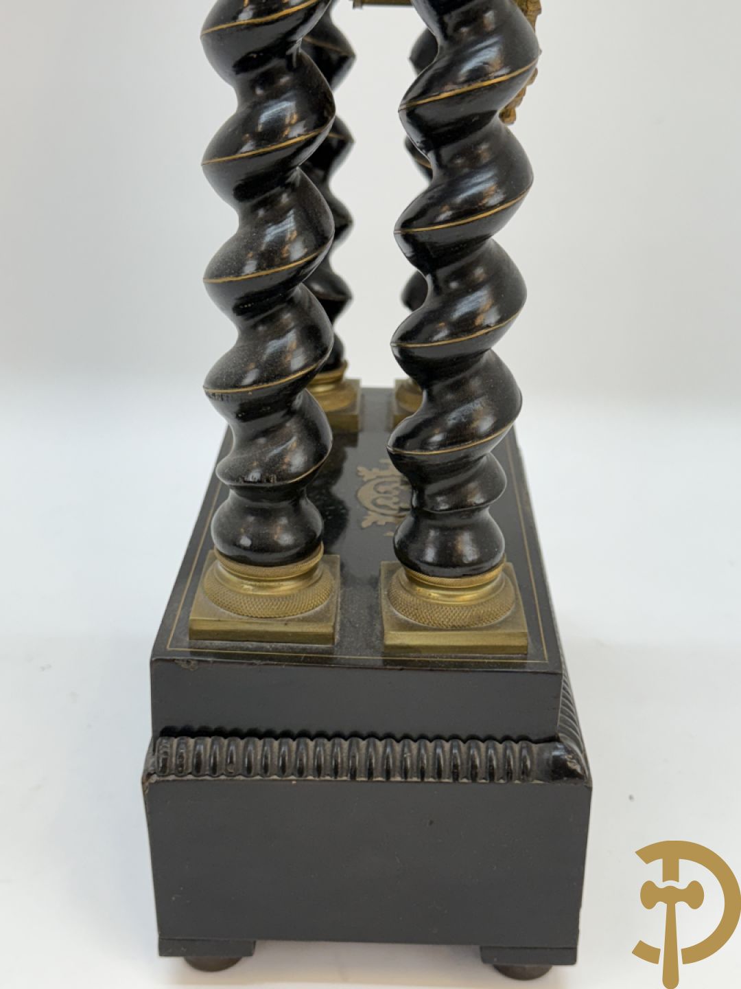 Napoleon III pendule met 4 getorste zuilen en koperinleg