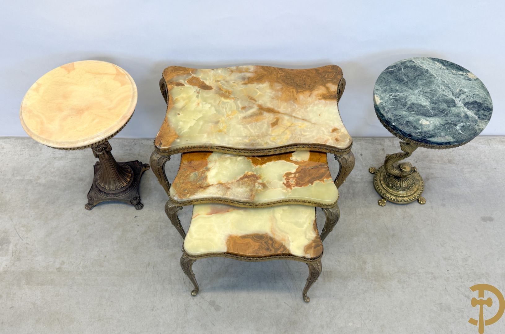 Drie cigognetafels met onix marmeren blad op koperen voluutvormige poten + 2 bijzettafeltjes op koperen voet