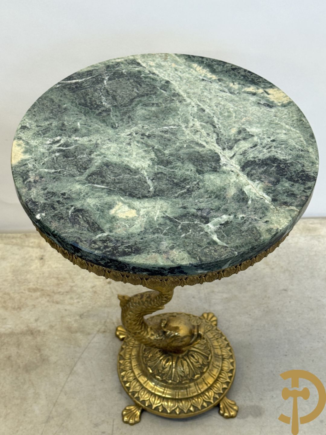 Drie cigognetafels met onix marmeren blad op koperen voluutvormige poten + 2 bijzettafeltjes op koperen voet