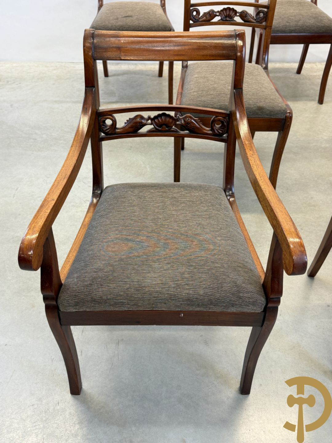 Set notelaren stoelen met sculptuur van dolfijnen in de rug, bestaande uit zes stoelen en 2 armzetels