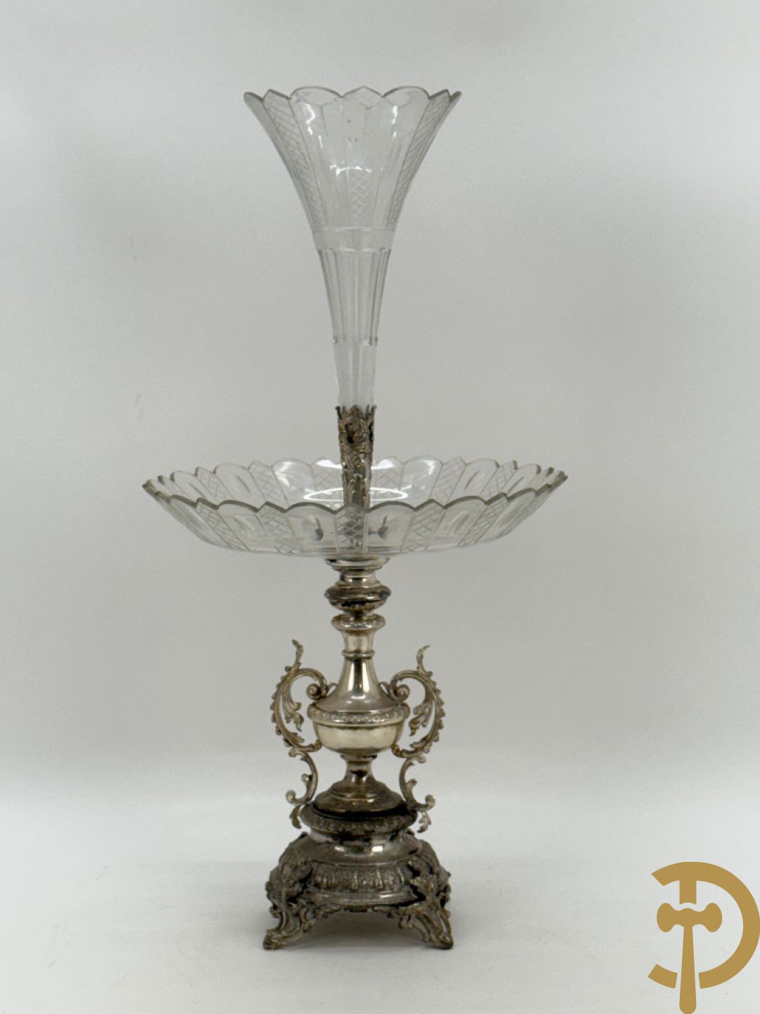 Verzilverde pique fleur met coupe en Neo Renaissance motieven