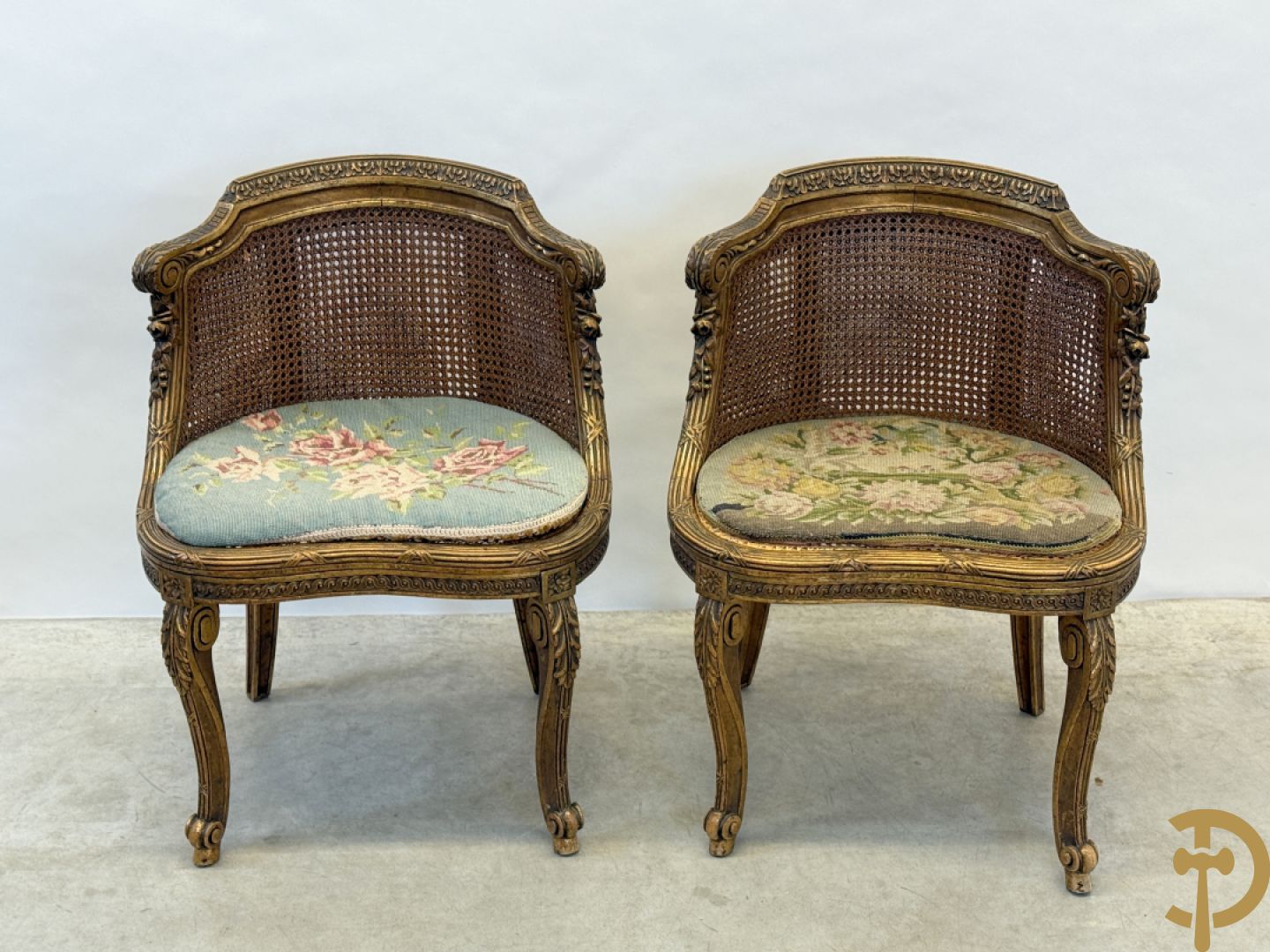 Paar bijzetzetels Louis XVI stijl met bloemenmotieven op voluutvormige poten, dubbel gecanneerd