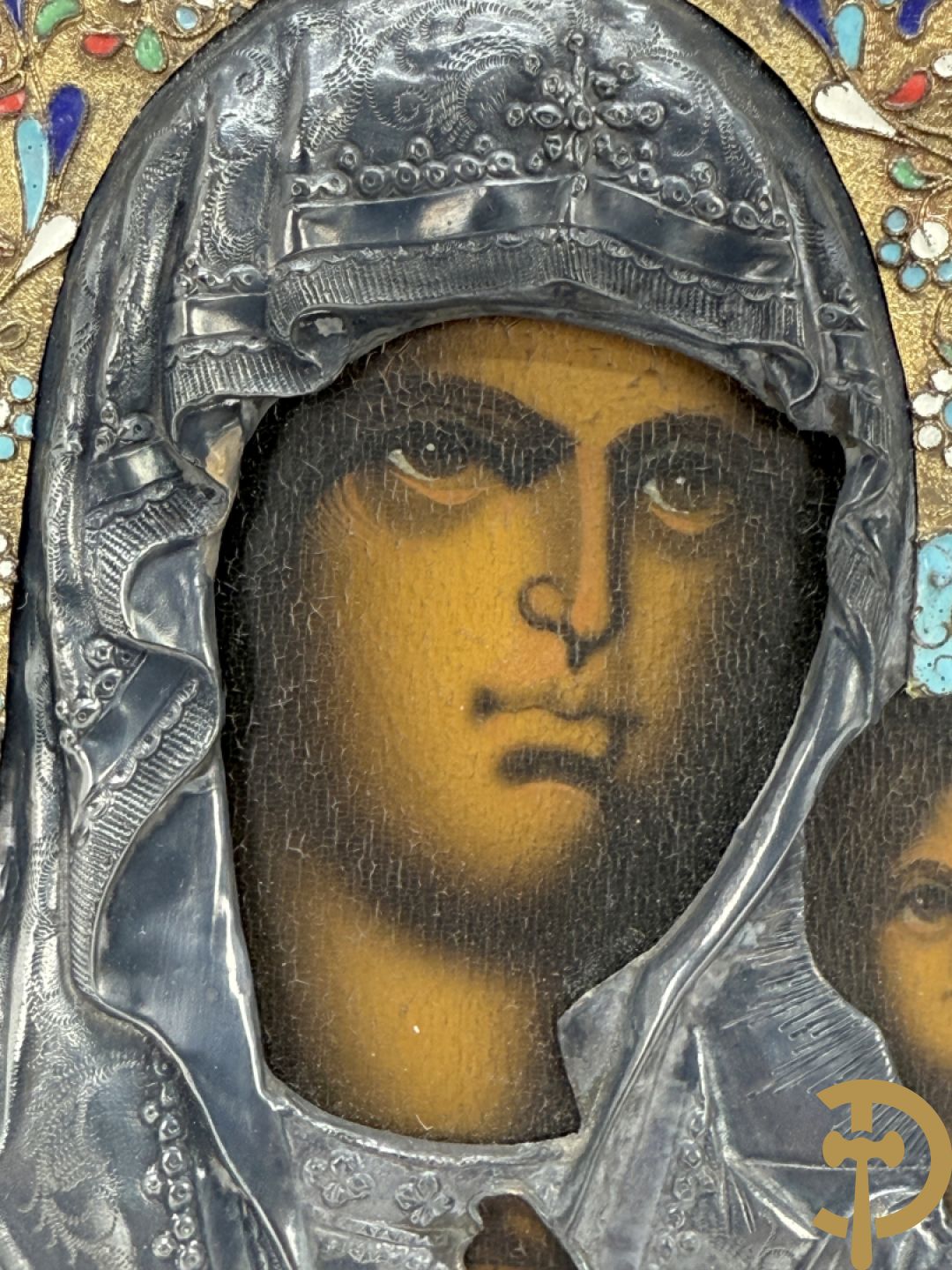 Ikoon met voorstelling van Madonna met kind en verzilverde rizza bezet met email