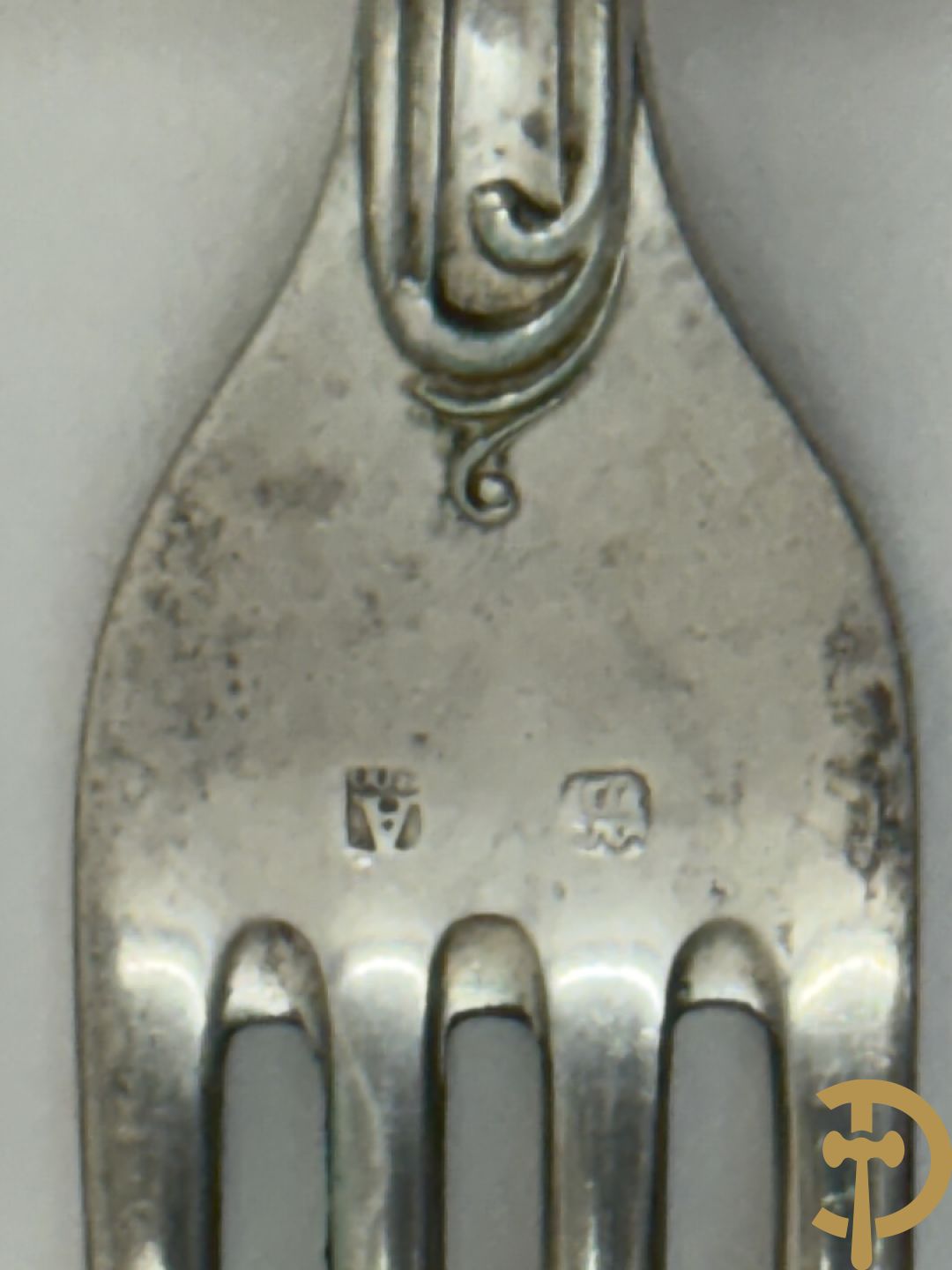 Massief zilveren bestek met Louis XV motieven bestaande uit 12 soeplepels (72 gram per stuk), 12 vorken (78 gram per stuk), 12 messen, 12 dessertvorken (47 gram per stuk), 12 dessertlepels (40 gram per stuk), 12 dessertmessen, 12 koffielepels (22 gram per stuk), slacouvert, taartschep en suikertang