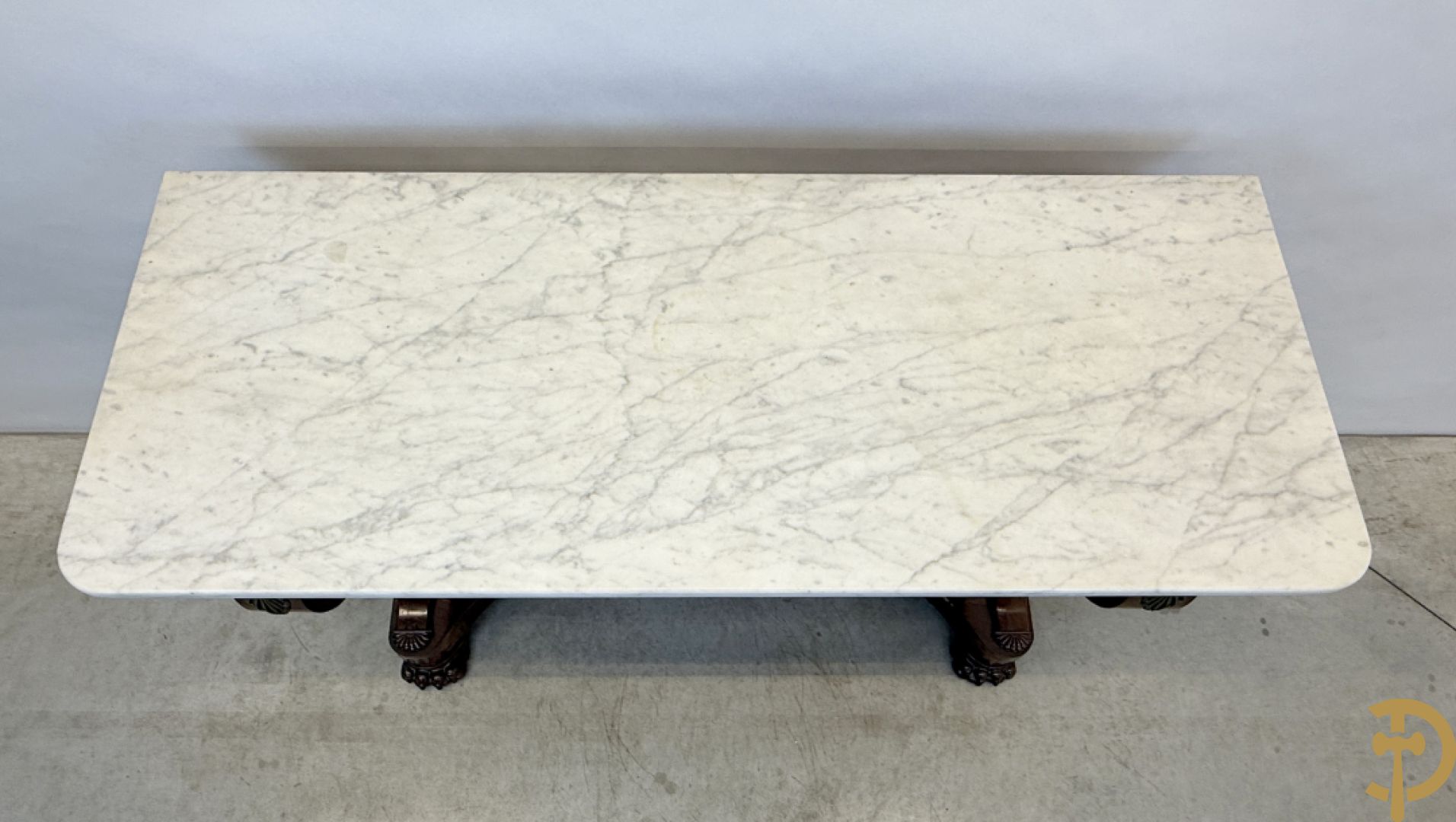 Mahoniehouten console Empire stijl met lade, op voluutvormige klauwepoten en met wit marmeren blad, 19e