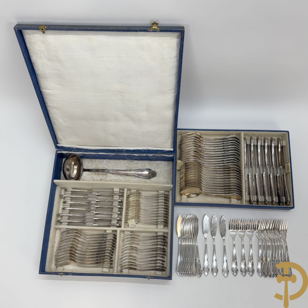 Verzilverd bestek Louis XV stijl bestaande uit lepels, vorken, messen, dessertlepels, dessertvorken, koffielepels, kleine vorken, visvorken, vismessen en soeplepel - in koffer