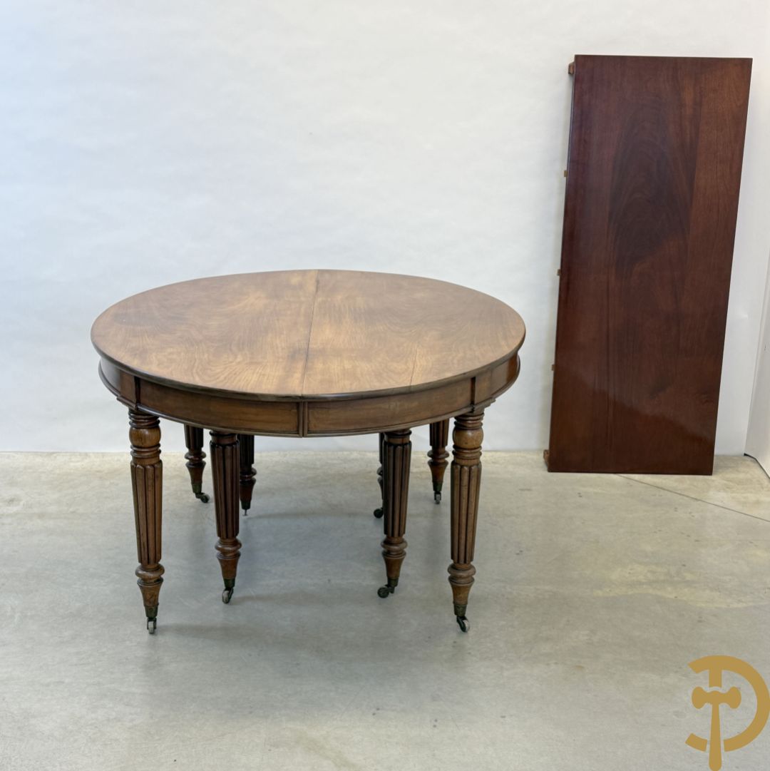 Mahoniehouten uittrekbare coulissetafel op 8 poten (met extra verlengstuk)