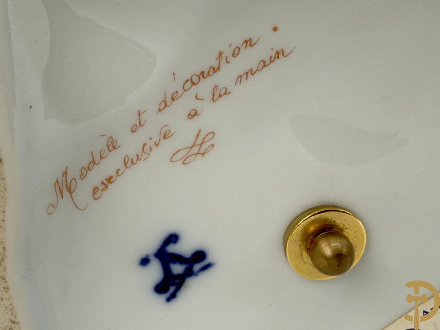 Porseleinen siervaas met handbeschilderd geanimeerd decor bezet met basrelief van bloemen en bovenaan bekroond met deksel met vogel