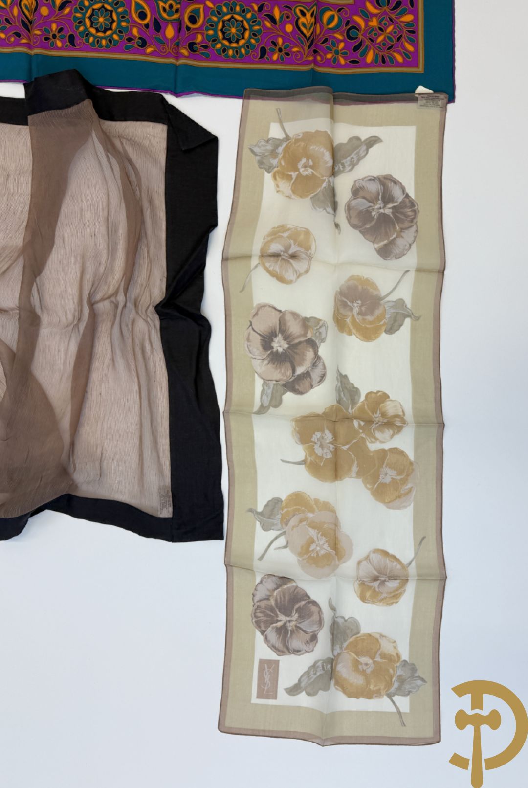 Vier foulards Yves Saint Laurent (nooit gedragen komt uit winkel restant)