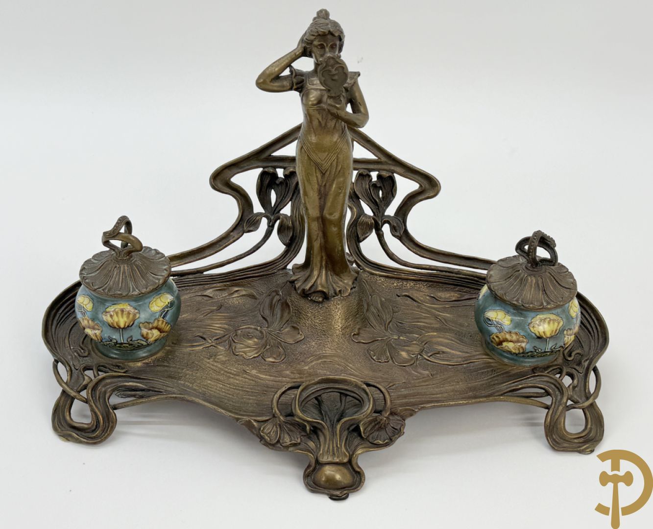 Bronzen inktstel bezet met staande dame met opmaakspiegel en zijdelings met 2 encriers, Art Nouveau stijl