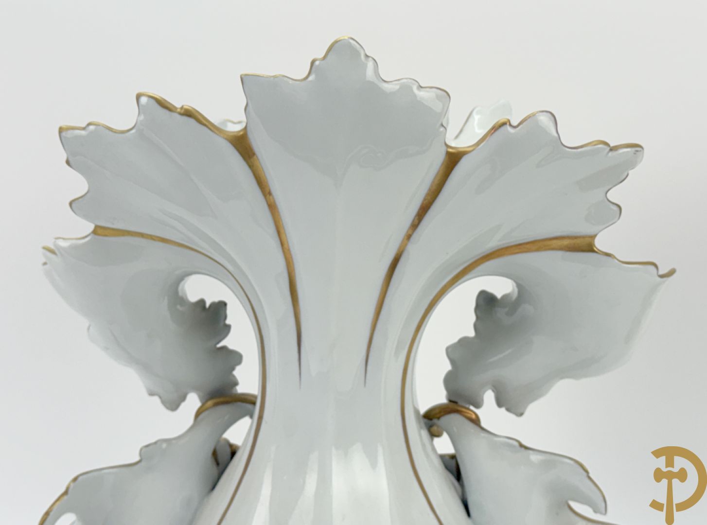 Paar porseleinen cornetvazen met bloemendecor, deels verguld, gemerkt Capo di Monte