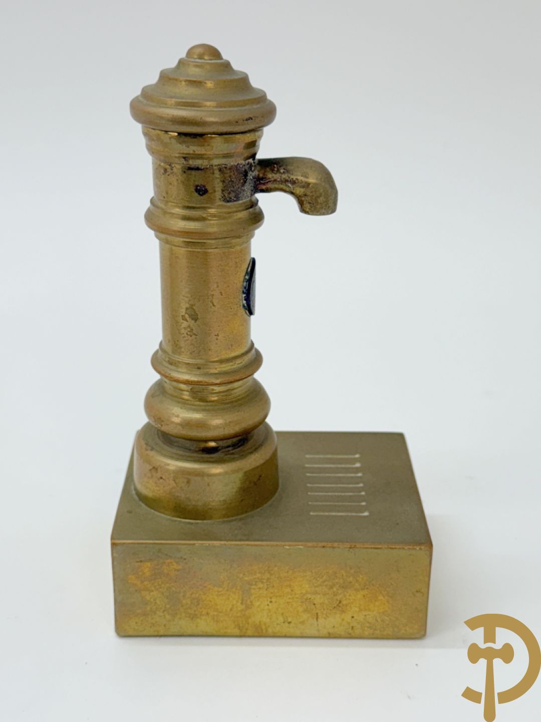 Gietijzeren Engelse hond + spaarpotten van gietijzeren varken, gipsen hond en gietijzeren kachel + verzamelobjecten Sphinx en Selles + koperen waterkraan