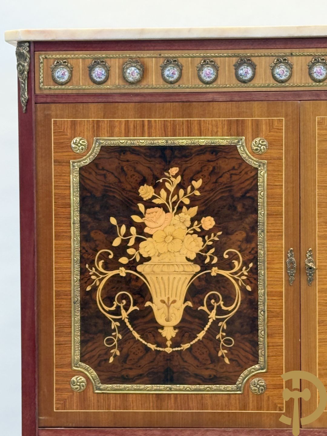 Notelaren TV/barmeubel bezet met bloemenmarquetterie en bronzen ornamenten met porseleinen plakkettes