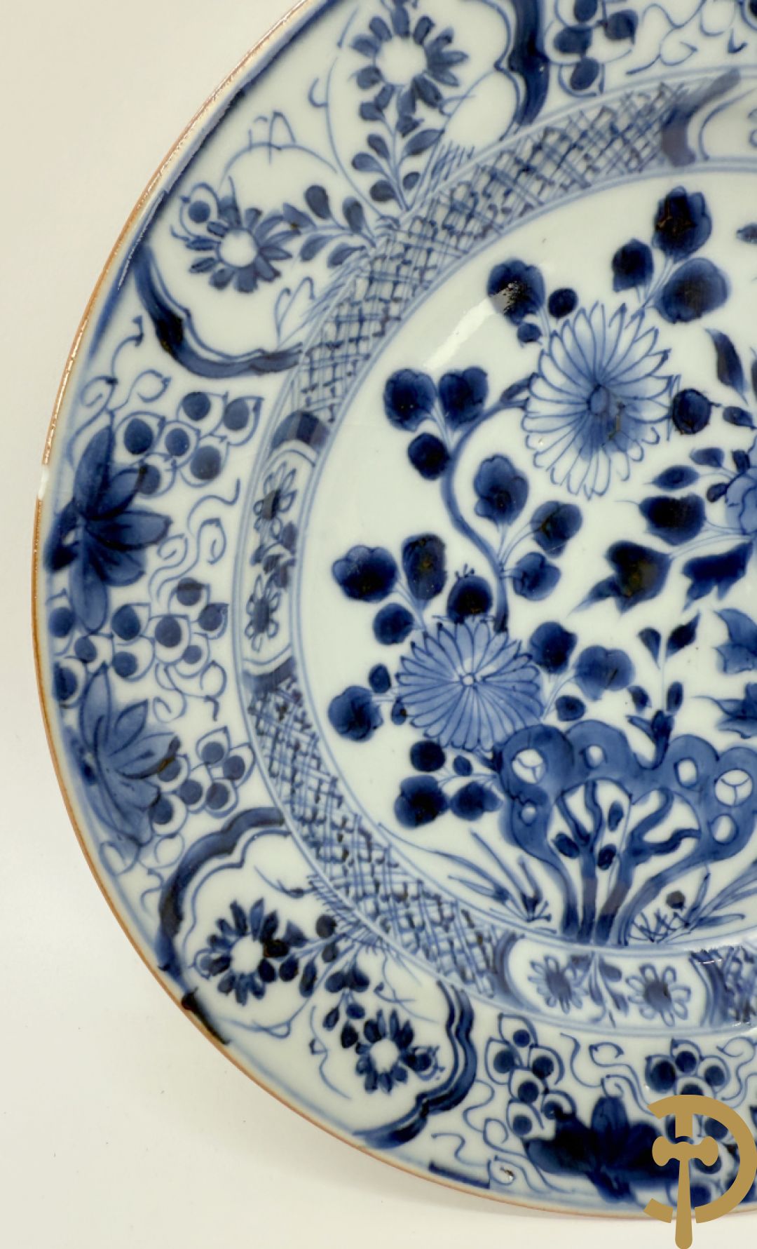 Acht Chinese porseleinen blauw/wit bordjes met bloemendecor, Kangxi