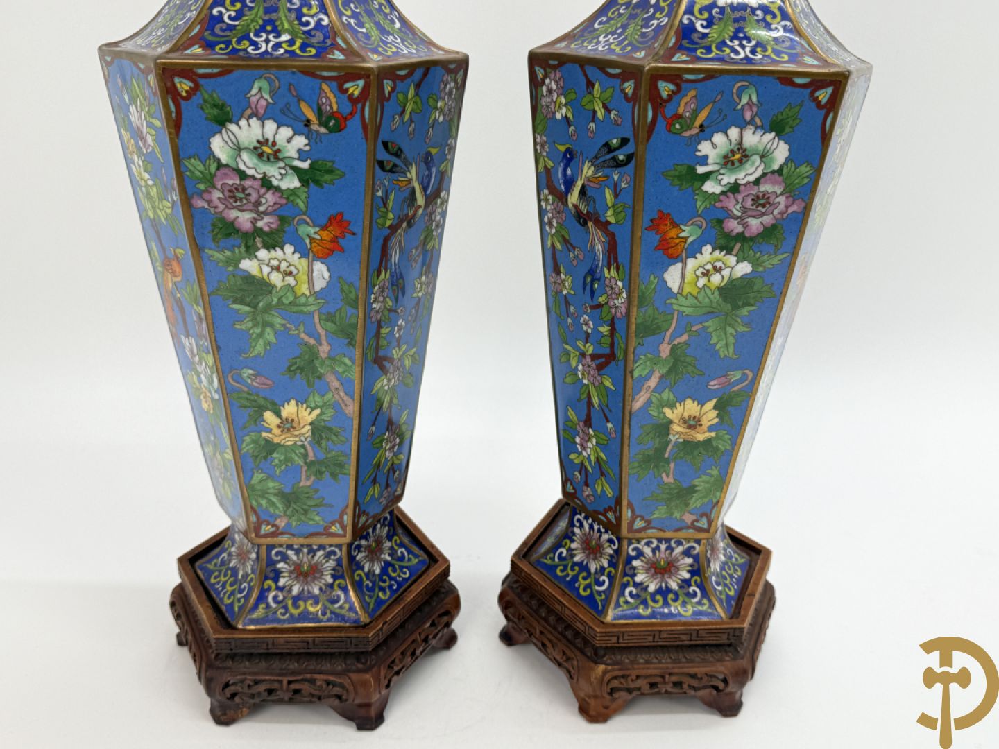 Paar zeshoekige cloisonévazen met bloemen en vogeldecor - op houten sokkels