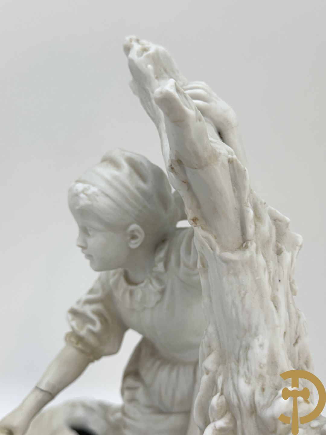 Ongetekend, witte biscuit van jongen en meisje bij boomstronk