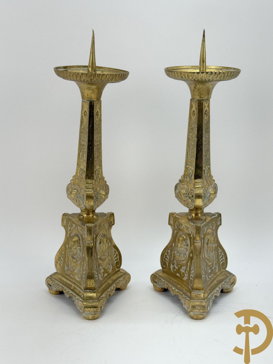 Drie paar religieuse kandelaars in brons en koper