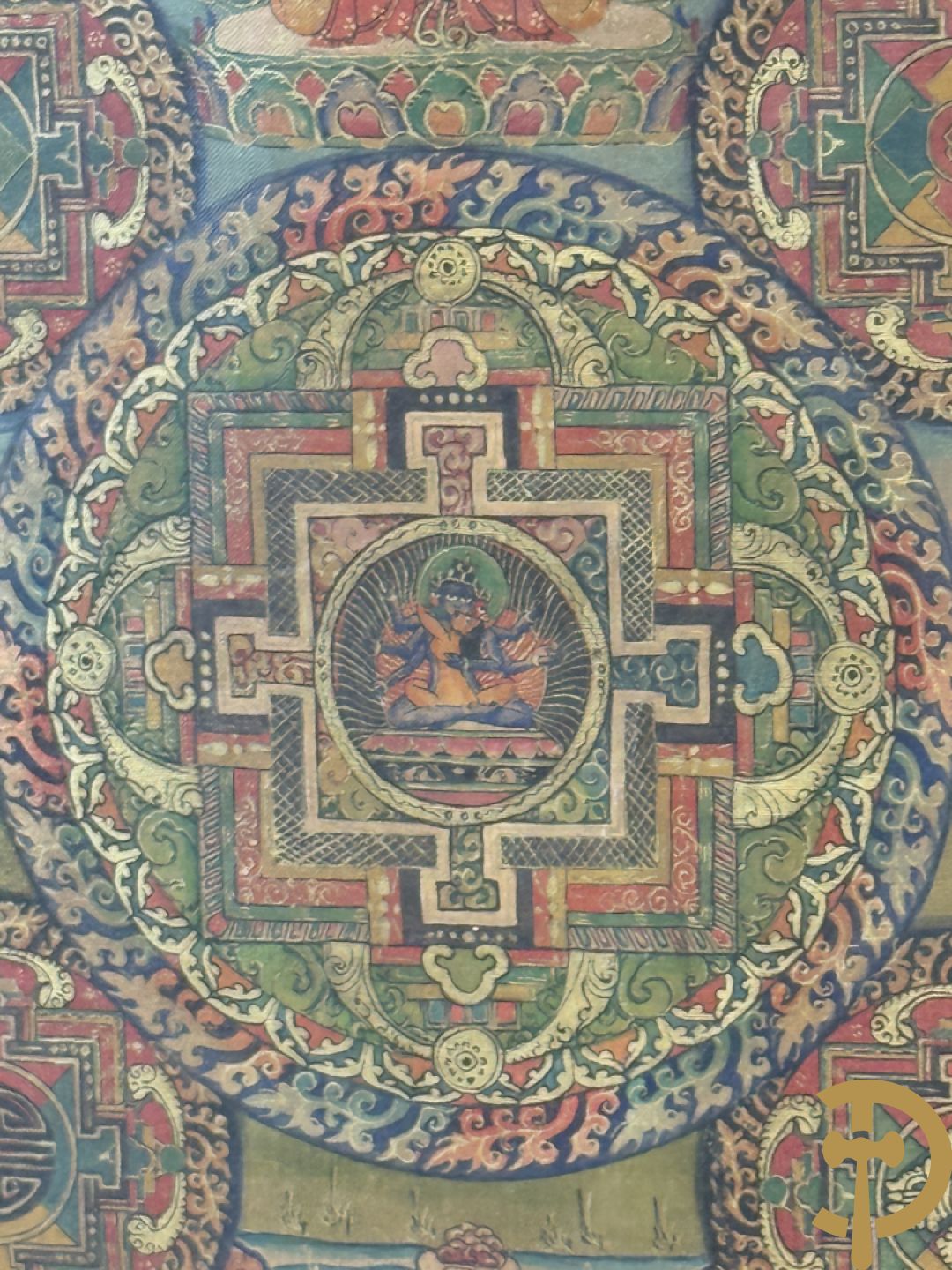 Oude handbeschilderde batic met Boedhistische afbeeldingen ingelijst achter glas