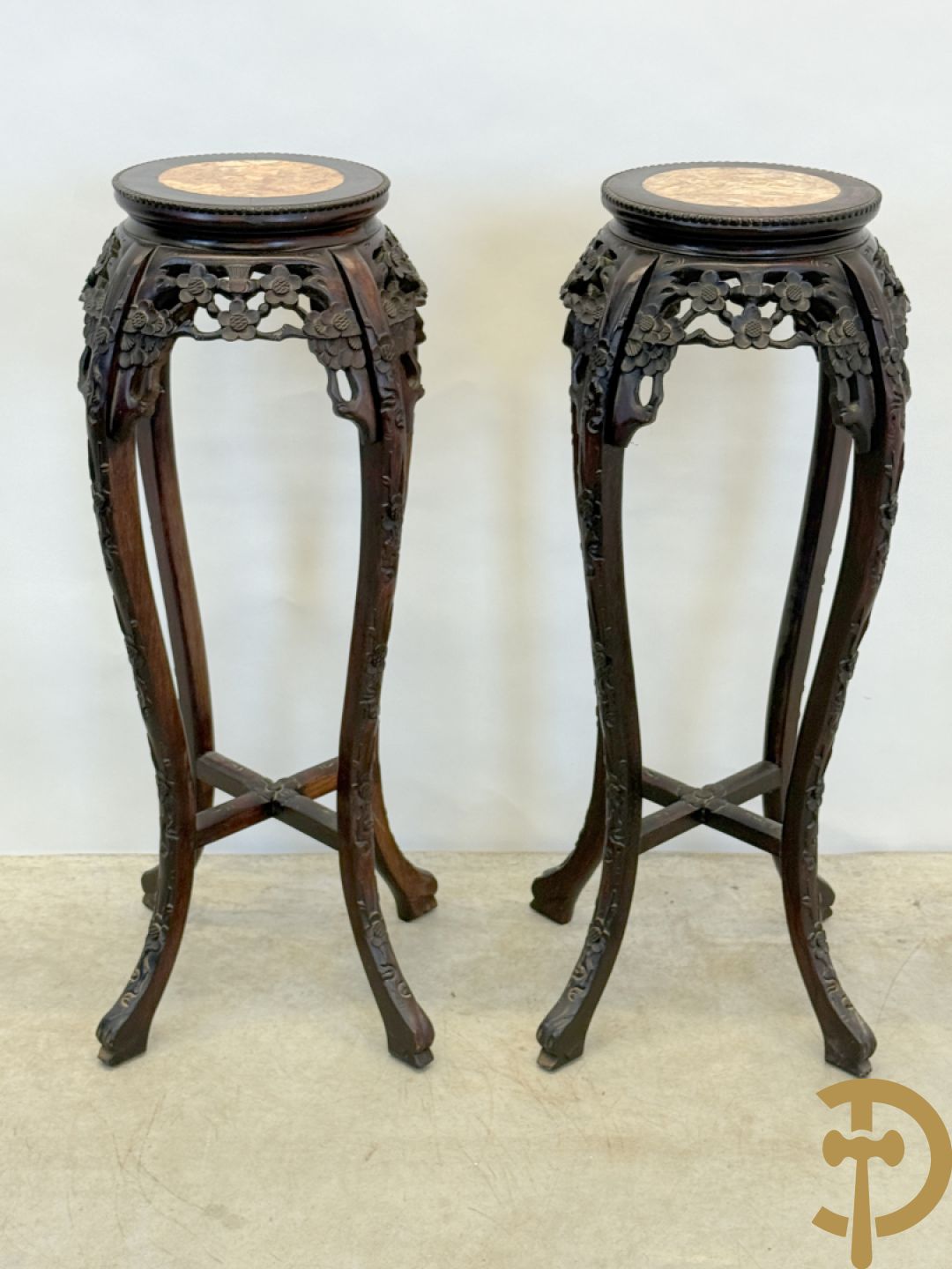 Paar hoge Chinese handgesculpteerde staanders met bloemen