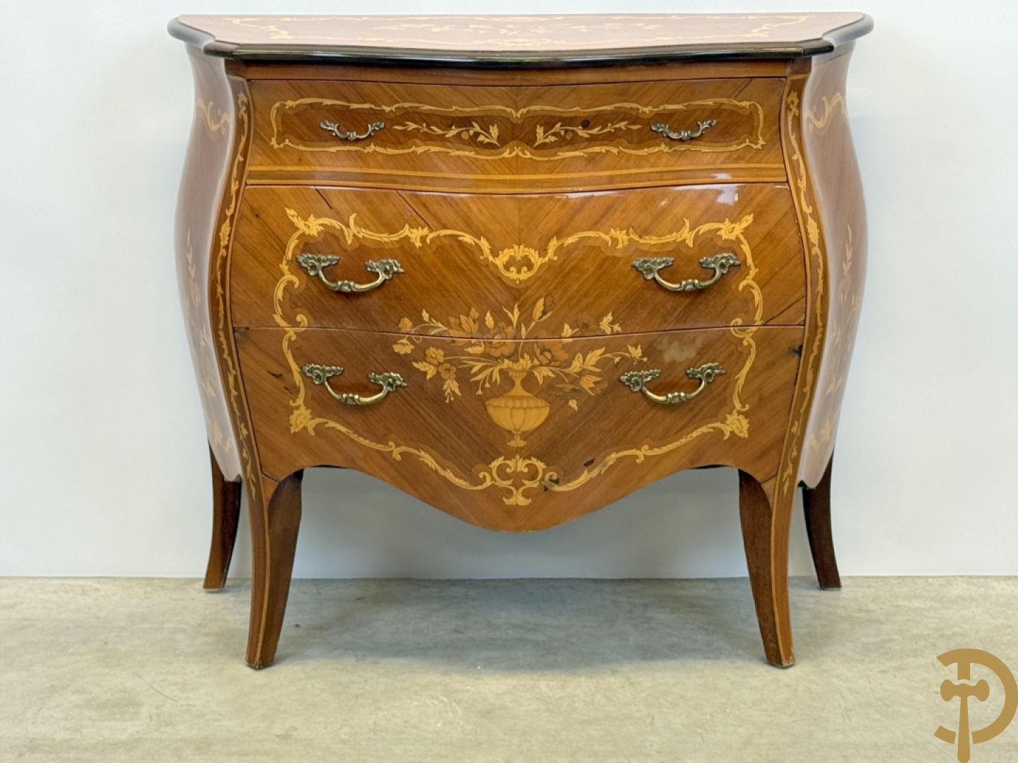 Gegalbeerde notelaren commode met 3 lades en bloemenmarketterie