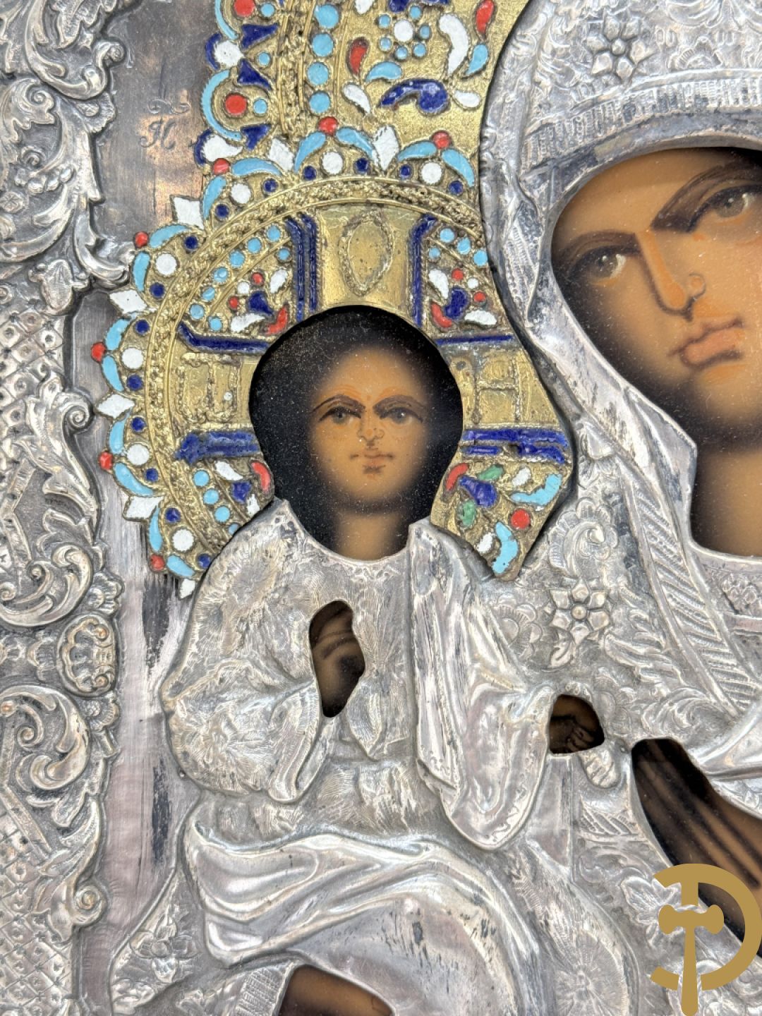 Ikoon met voorstelling van Madonna met kind en verzilverde rizza bezet met email