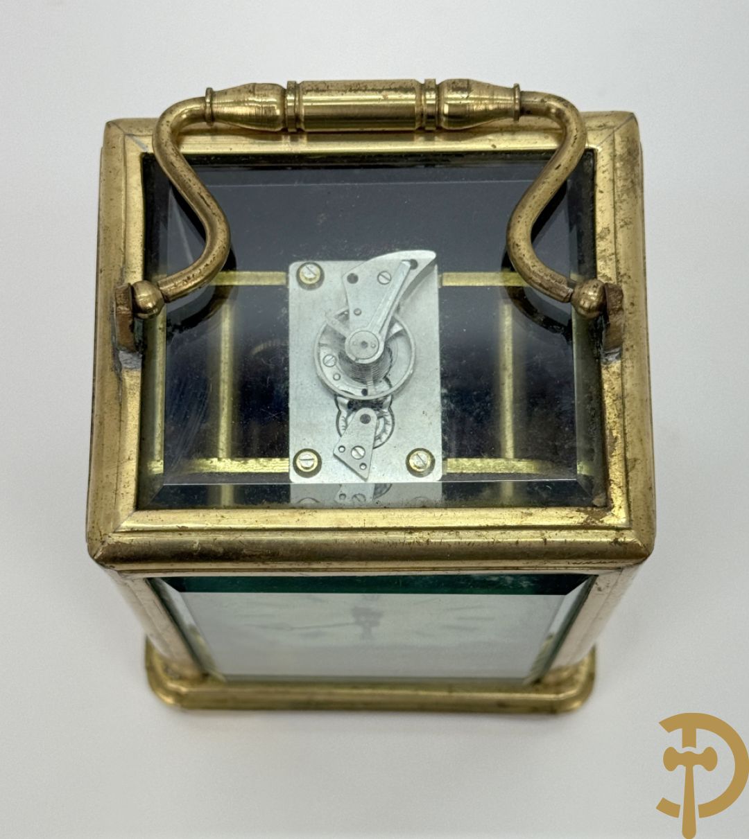 Koperen reiswekker bezet met handbeschilderde porseleinen plakkettes met romantisch decor