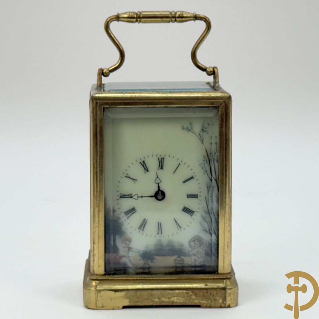 Koperen reiswekker bezet met handbeschilderde porseleinen plakkettes met romantisch decor