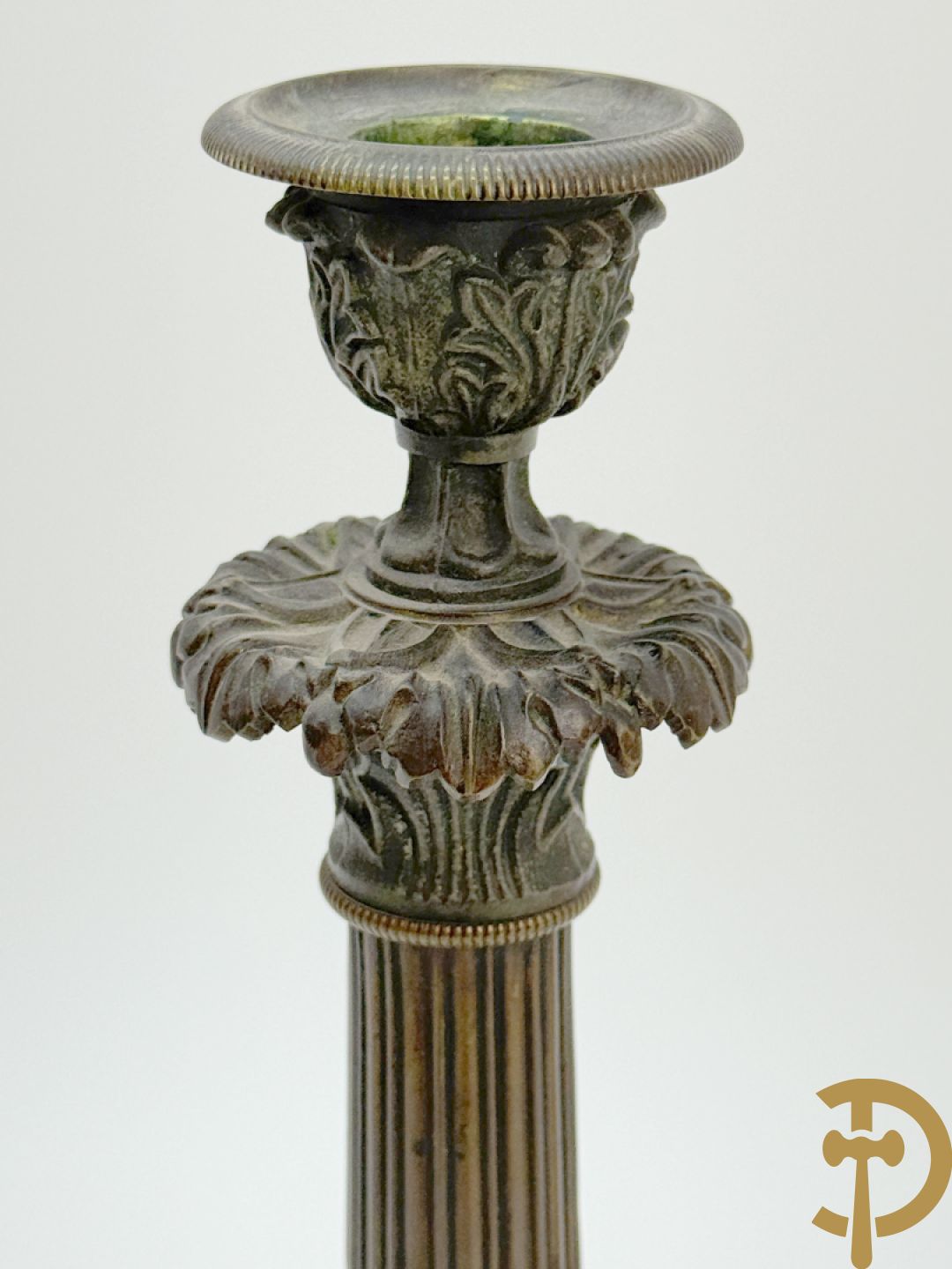 Paar gepatineerde kunstbronzen kandelaars op klauwepoten, 19e