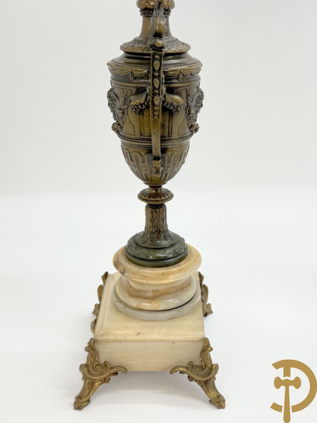 Driedelige zamak garnituur bestaande uit pendule met cupido en dame geflankeerd door paar vijfarmige kandelaars, Bruchon getekend