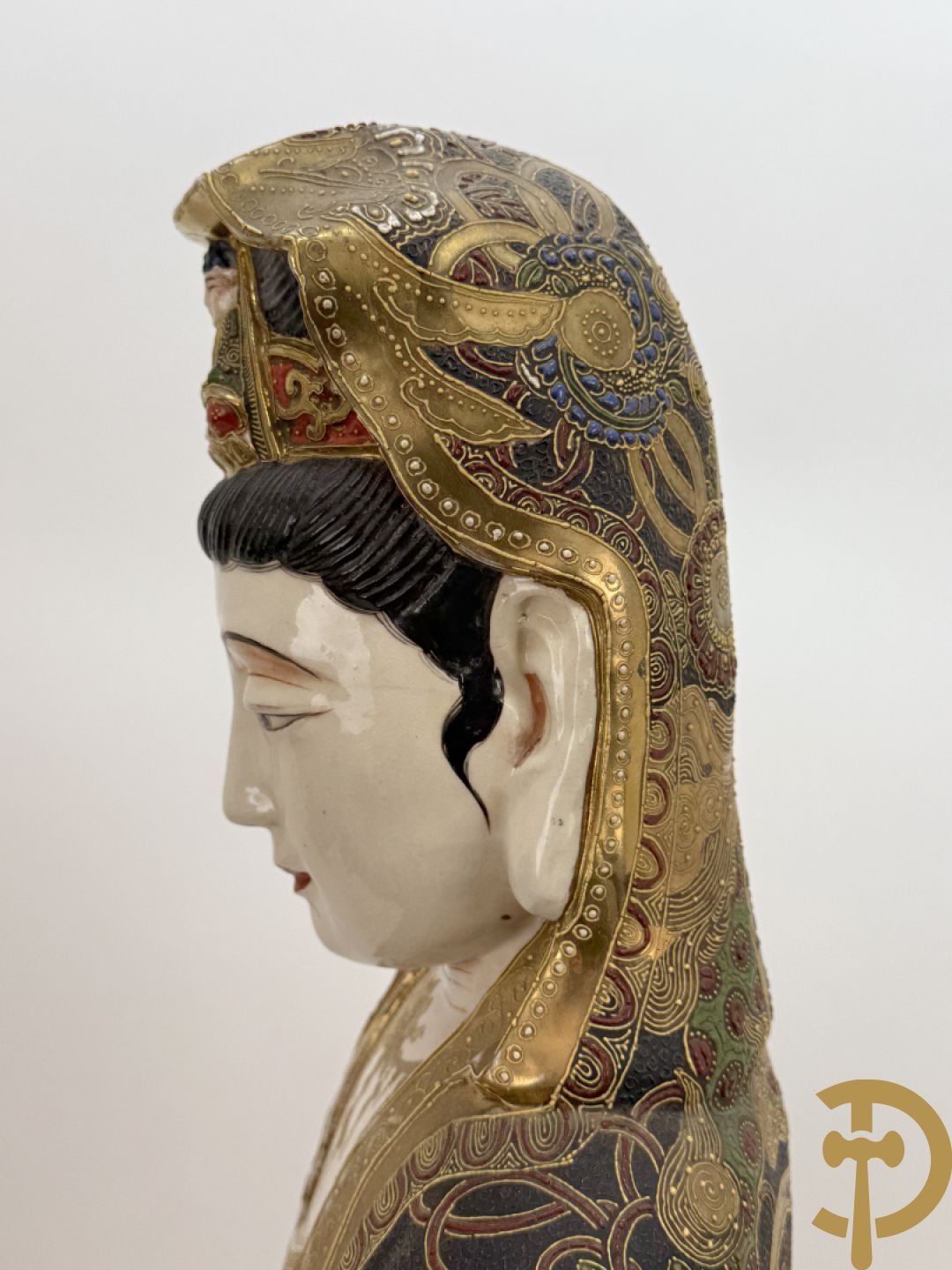 Grote staande Kwan Yin in Japans Satsumat porselein