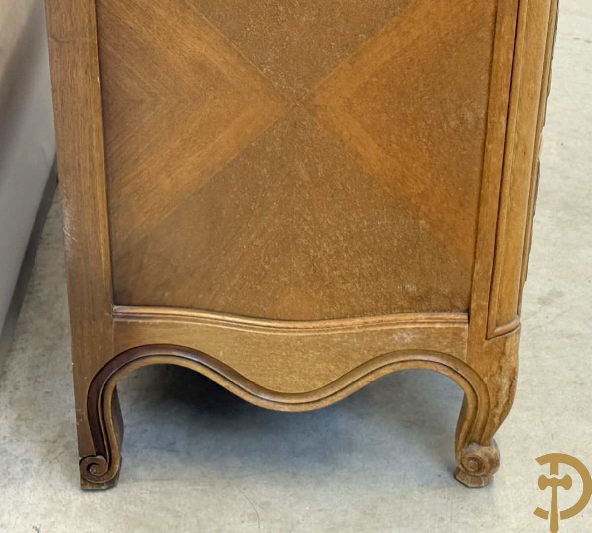 Notelaren drieladencommode met accanthusranken en rocailles, met marmeren blad, op voluutvormige poten