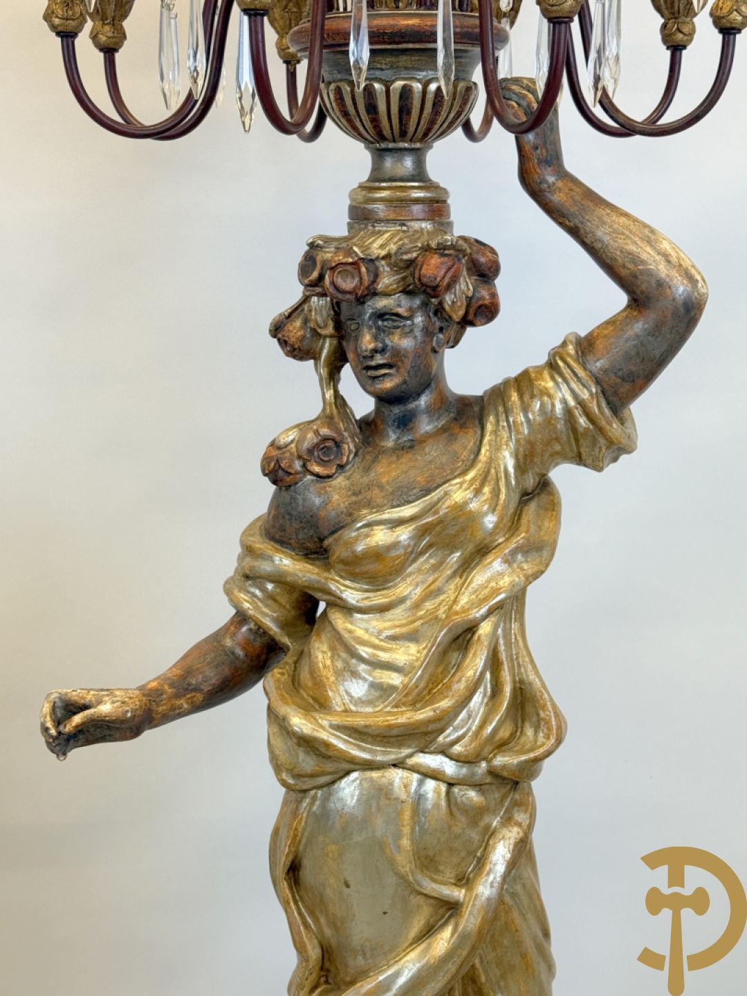 Paar gepolychromeerde dames op sokkel, bekroond met achtarmige kandelaar met lichtpunten en bellen, Italiaans, jaren 
