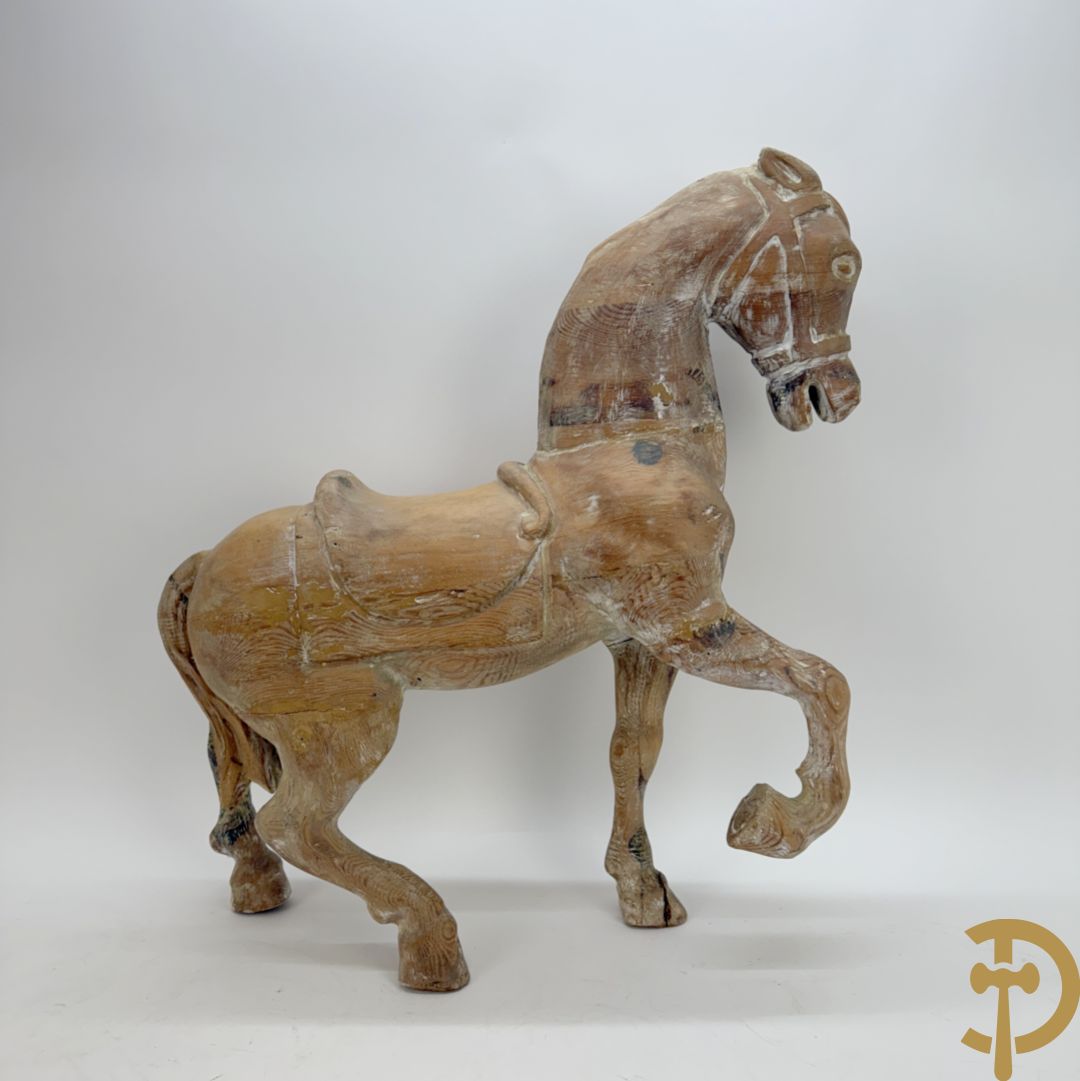 Houtgesculpteerd kinderpaard