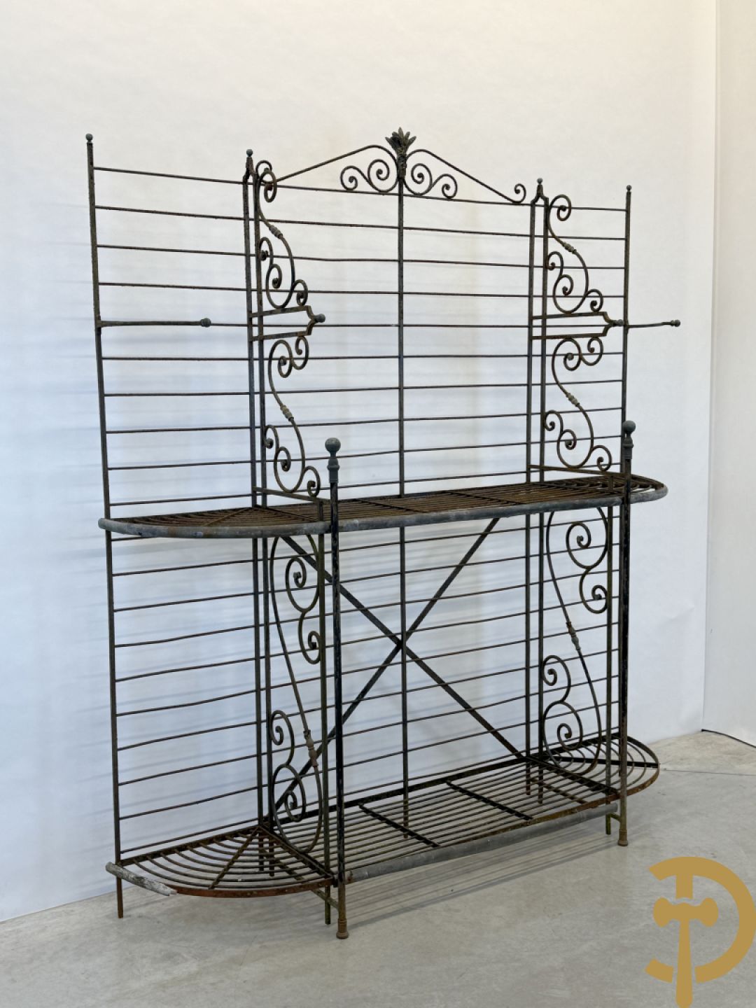 Ijzeren verweerd bakkersrek met afgeronde zijkanten