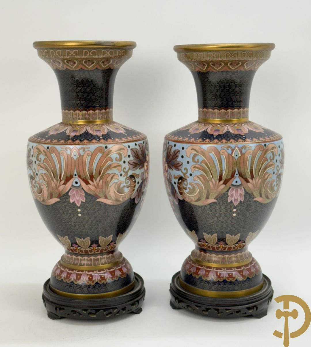 Paar ballustervormige cloisonévazen met decor van vogels en bloemen - op houten sokkel + paar kleine cloisonévazen met vogel en bloemendecor - op houten sokkel