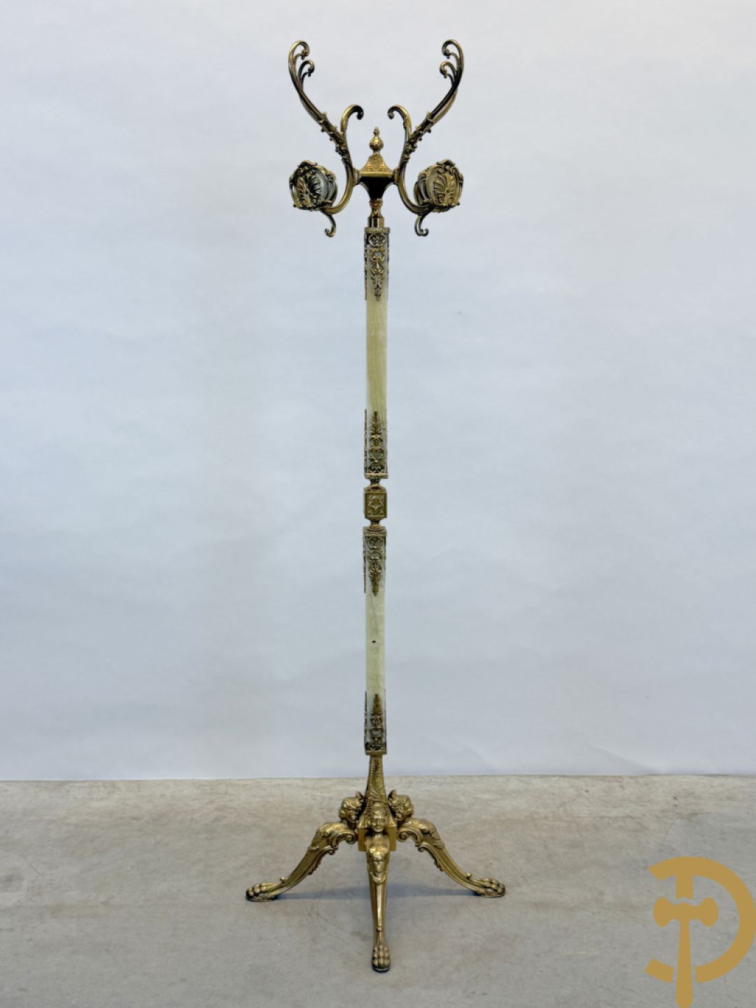 Staande kapstok met onix en bronzen ornamenten